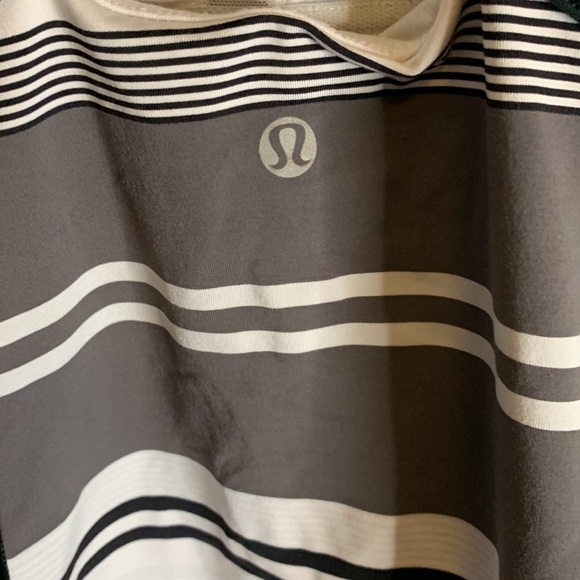 Lululemon Racerback black and white Sz XS one tiny snag otherwise good condition - Picture 3 of 3